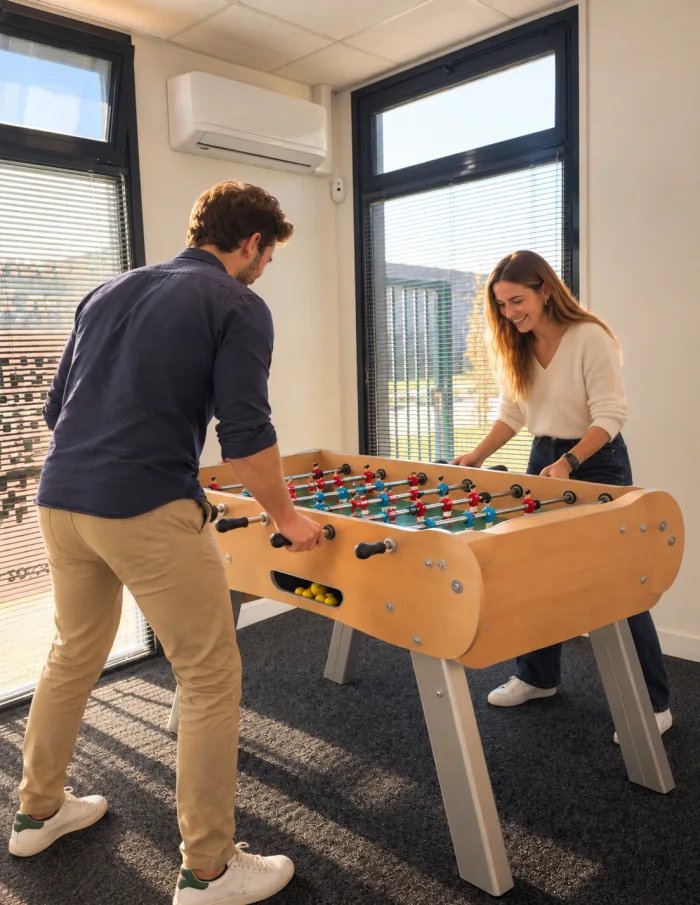 Partie de baby-foot dans les locaux Klian